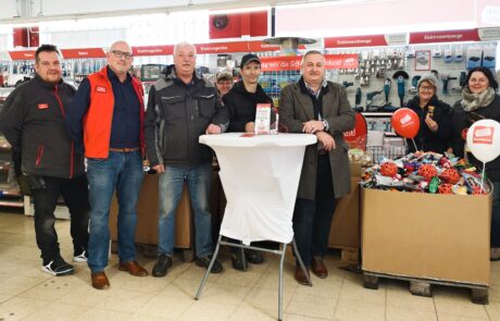 Spendenübergabe Sonderpreis Baumarkt spendet Tierbedarf an